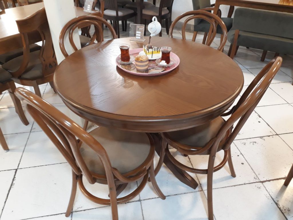 میز چوبی و صندلی چوبی